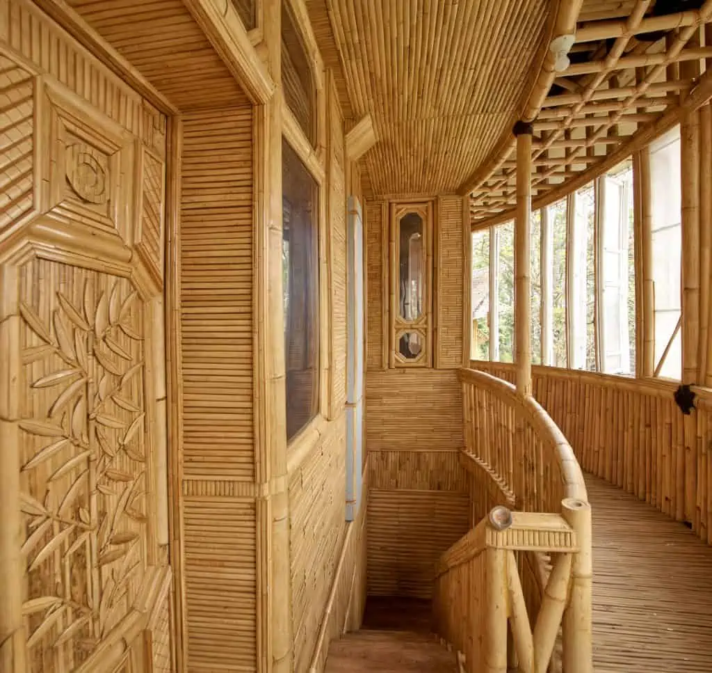 House built with bamboo, stones and recycled plastics 4