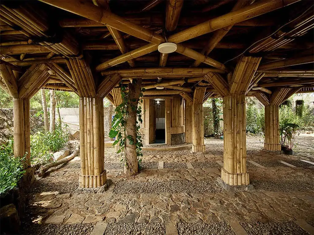 House built with bamboo, stones and recycled plastics 6