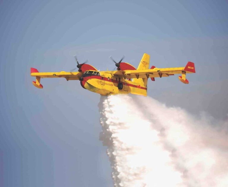 New DHC-515 Firefighter seaplane is able to refill water in just 12 seconds