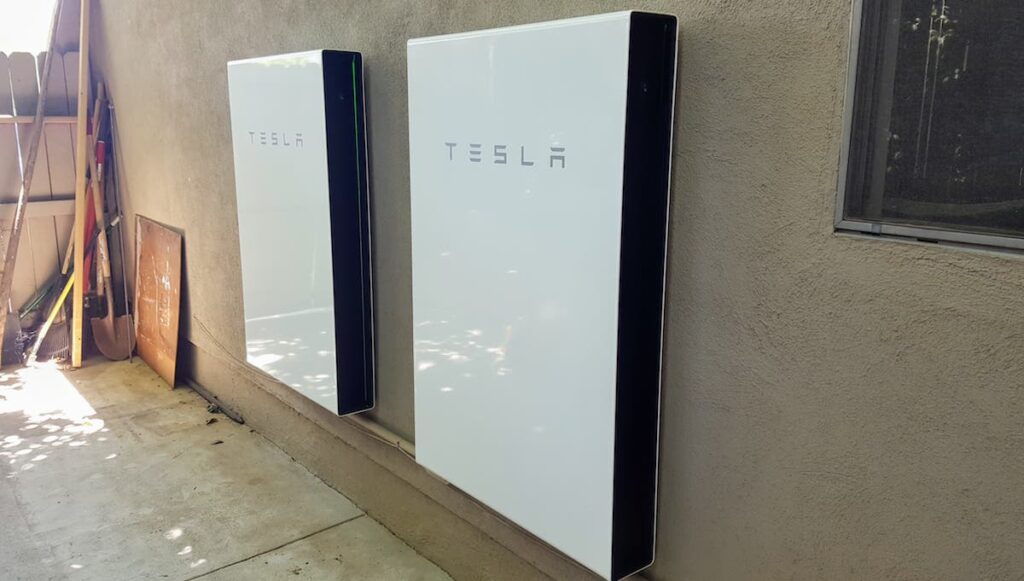 Clinics in Ukrainian cities receive free Tesla batteries and solar panels
