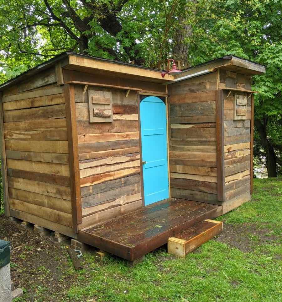 A father builds for his son an almost free pallet hut in the garden
