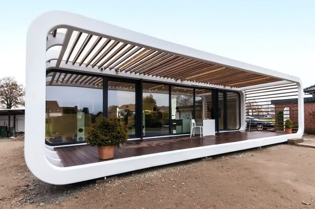 A small mobile prefab smart home designed to escape the hustle and bustle of the city