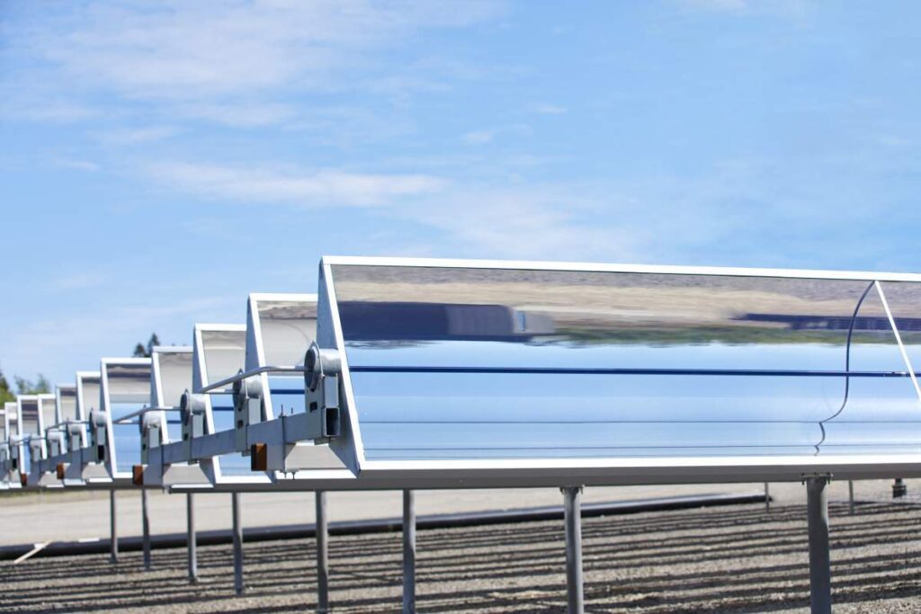 Solar thermal concentrator providing heat and steam for industries, district heating or solar cooling