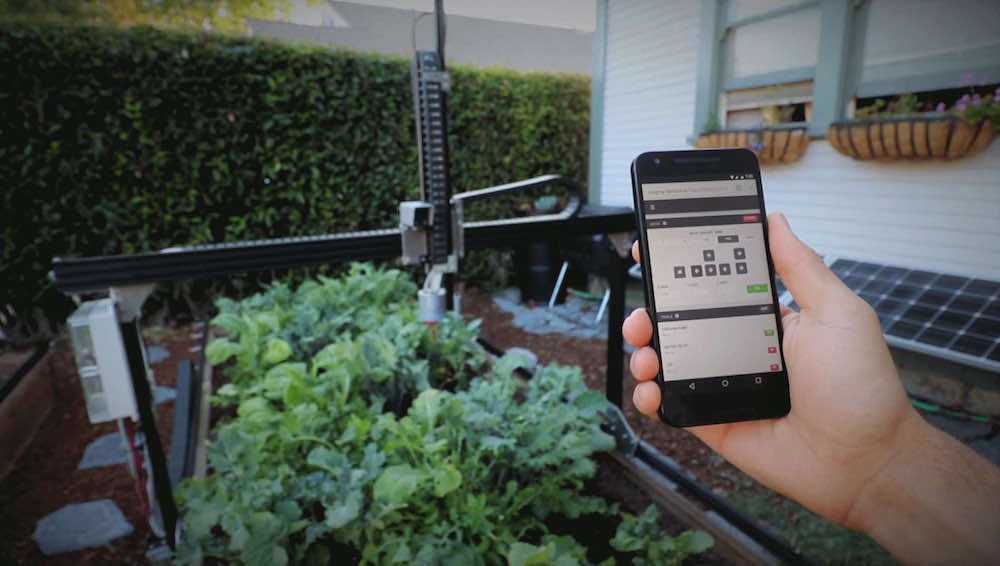 The first robot with free materials that will grow your food in the garden