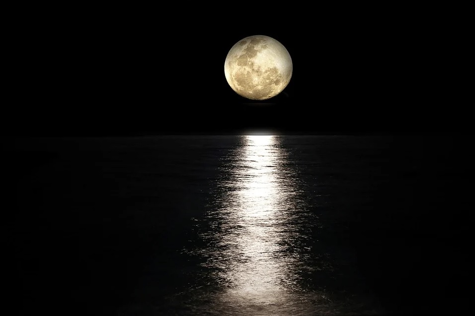 Does the full moon keep us awake at night?
