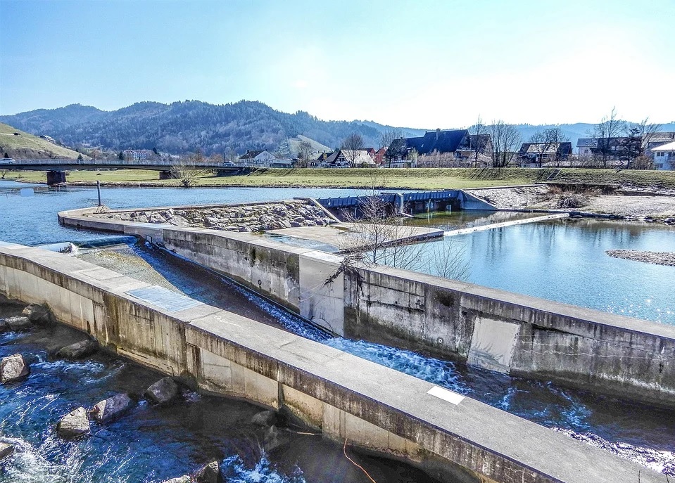 Sunlight to remove contaminants from wastewater