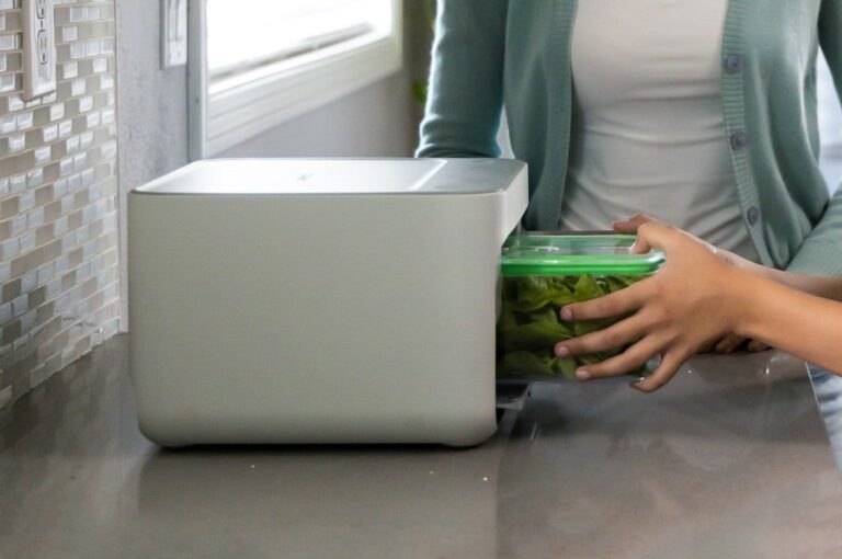 smart vacuum sealer that doubles the shelf life of food and reminds you even before it spoils
