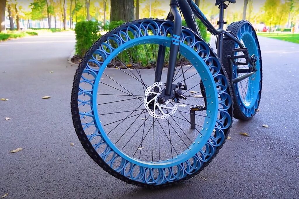 Haz tus propios neumáticos de bicicleta sin aire inspirados en la NASA usando sólo tubos de PVC, tornillos y tuercas