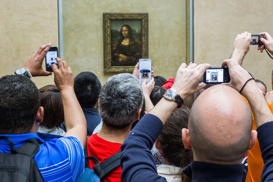 Why is La Gioconda at the Louvre smiling and not that at the Prado?