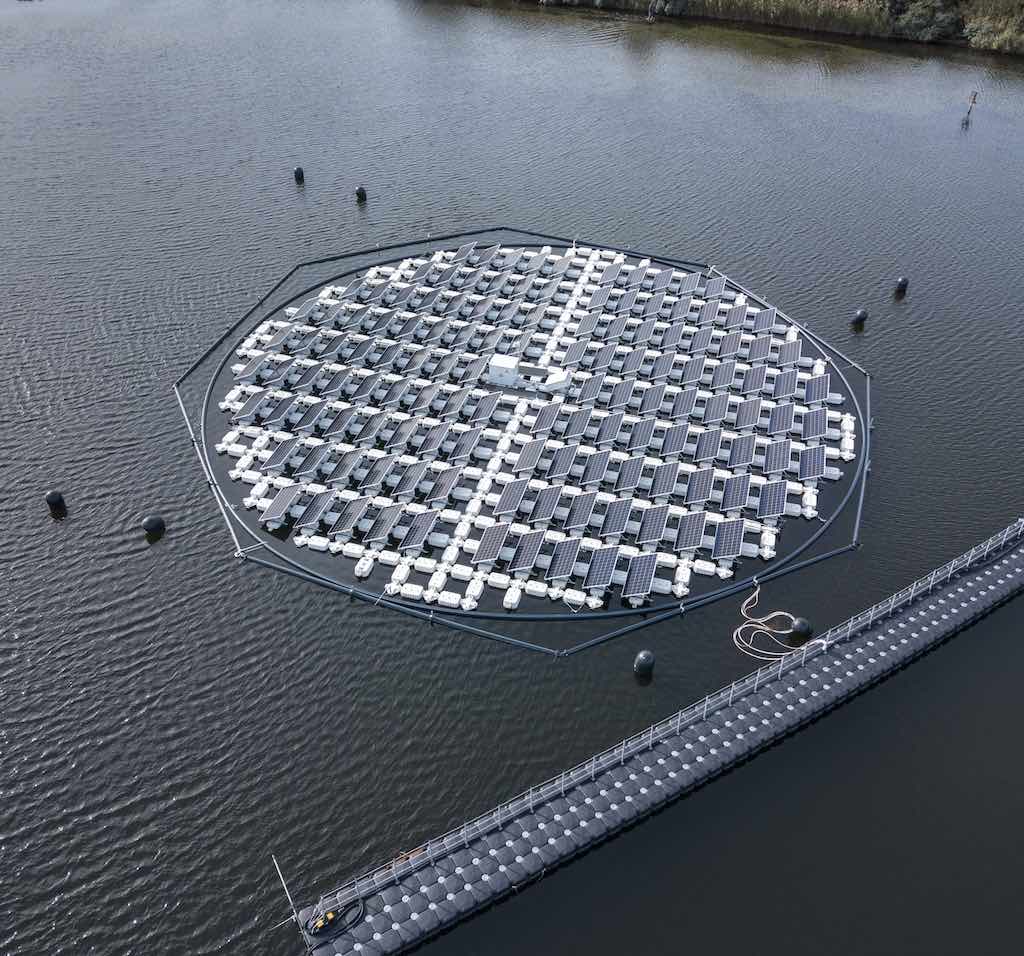 SolarisFloat: the floating solar island with tracking to the sun