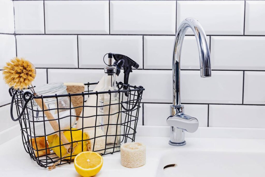 limpieza del hogar con limón cesta de productos de limpieza natural
