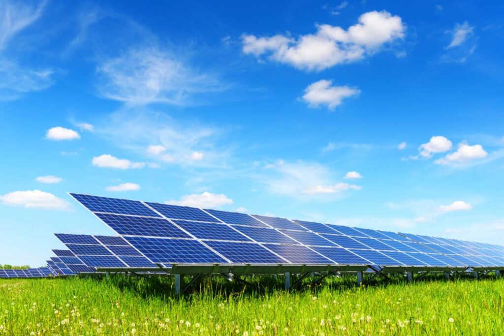 autoconsumo solar placas solares en prado verde con cielo azul