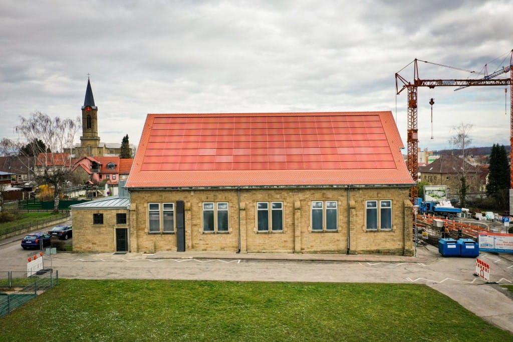 Alternative to black, in Germany they are starting to develop red photovoltaic roofs