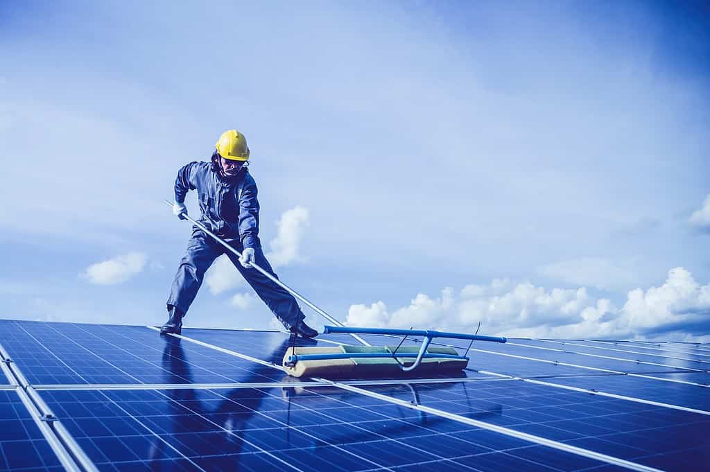 How to effectively clean your solar panels 1