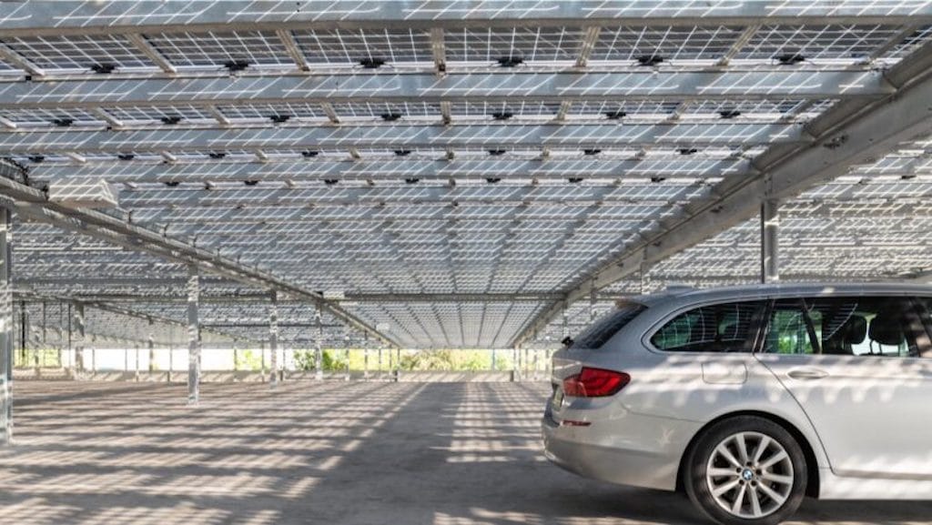Solarwatt lanza un nuevo módulo fotovoltaico para cubiertas de aparcamientos
