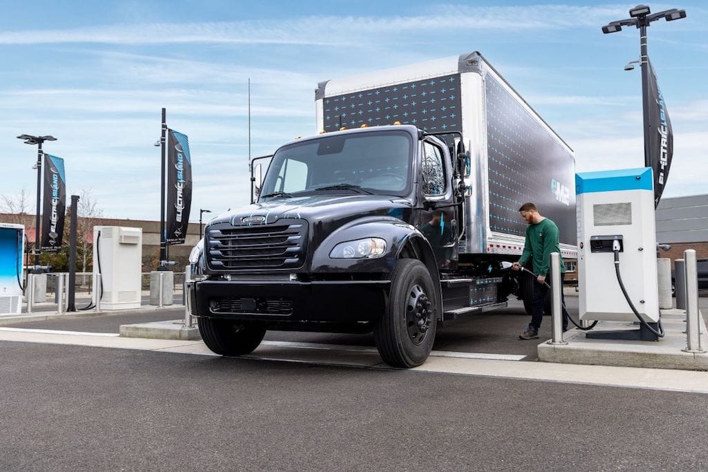 Daimler Freightliner eM2, new urban electric truck with a range of up to 400 km