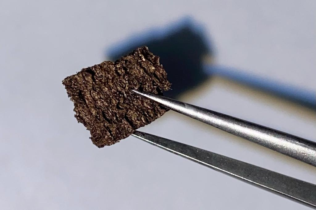 Una esponja reutilizable recubierta de nanopartículas elimina los metales pesados del agua