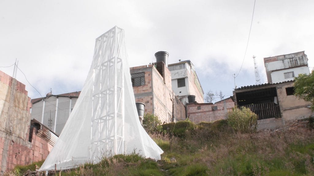 The Community of Bogotá installs a simple fog sensor capable of collecting up to 200 liters of water per week ☁️🚰