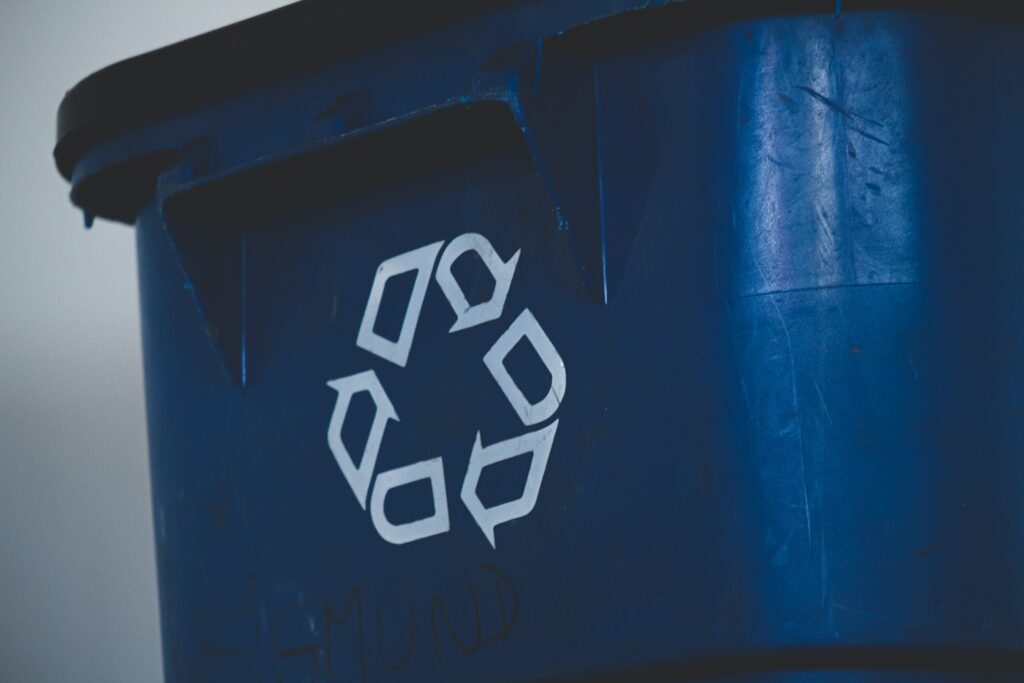 How to use trash cans for recycling