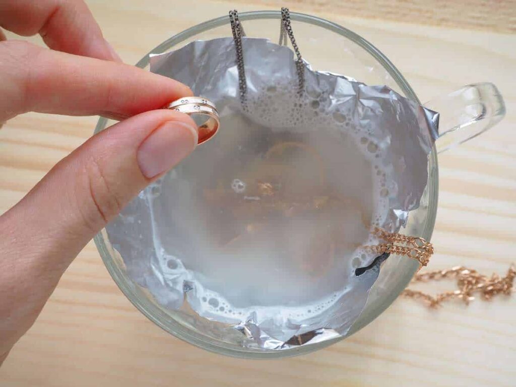 Tip for cleaning silverware with salt, baking soda, aluminum foil and water